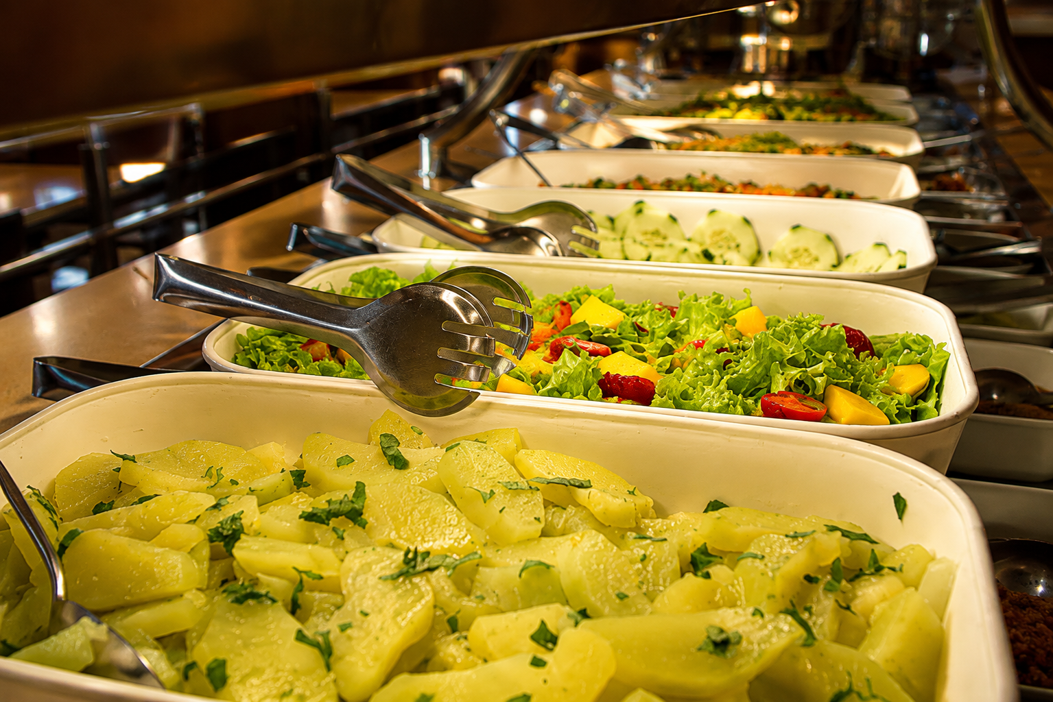 Saladas frescas no buffet do Berimbau Gourmet